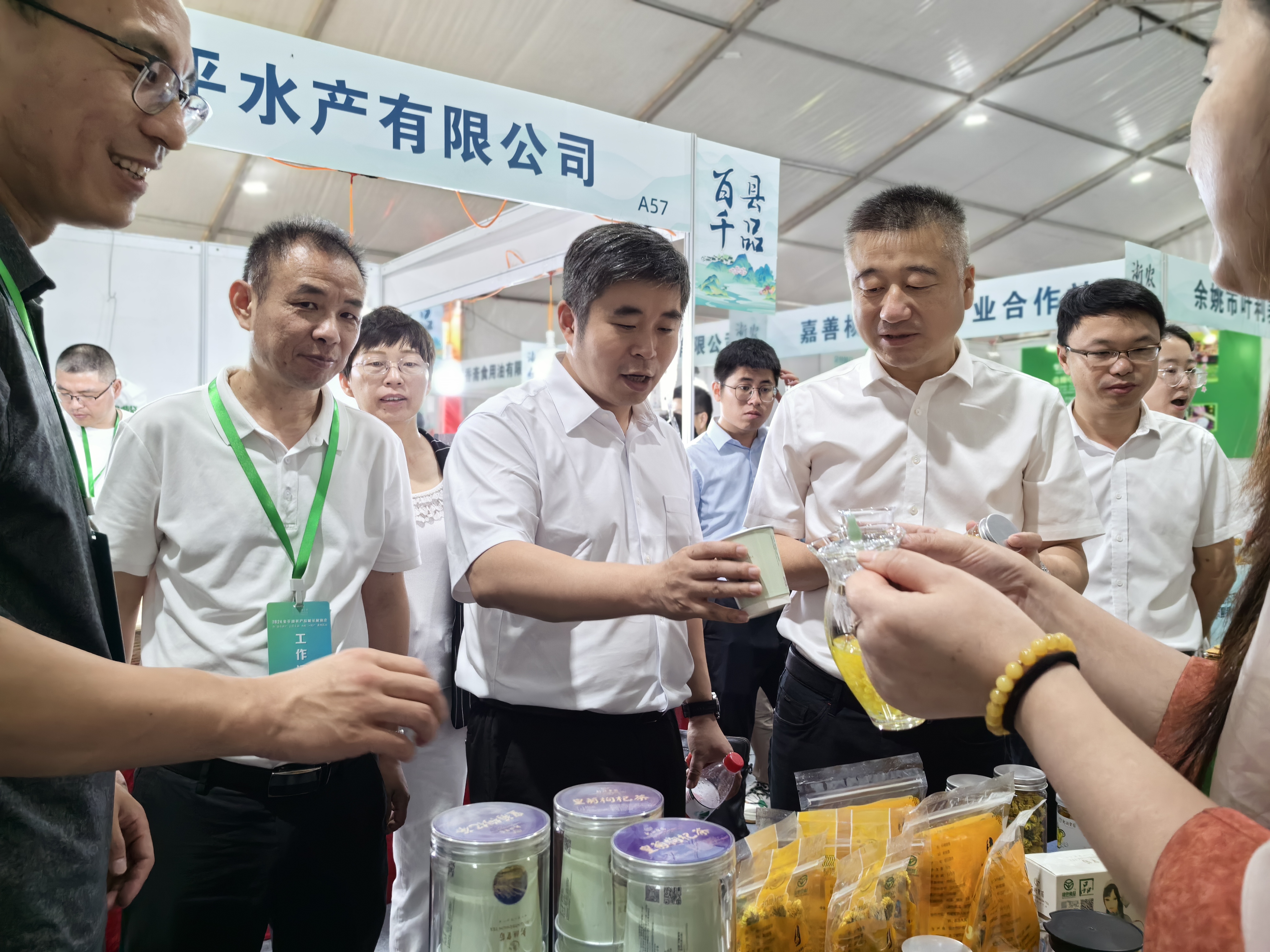 2024金平湖展銷(xiāo)會(huì)平湖市市長(zhǎng)，農(nóng)業(yè)農(nóng)村局局長(zhǎng)，平湖供銷(xiāo)社主任，省農(nóng)產(chǎn)品綠色發(fā)展中心主任蒞臨現(xiàn)場(chǎng)