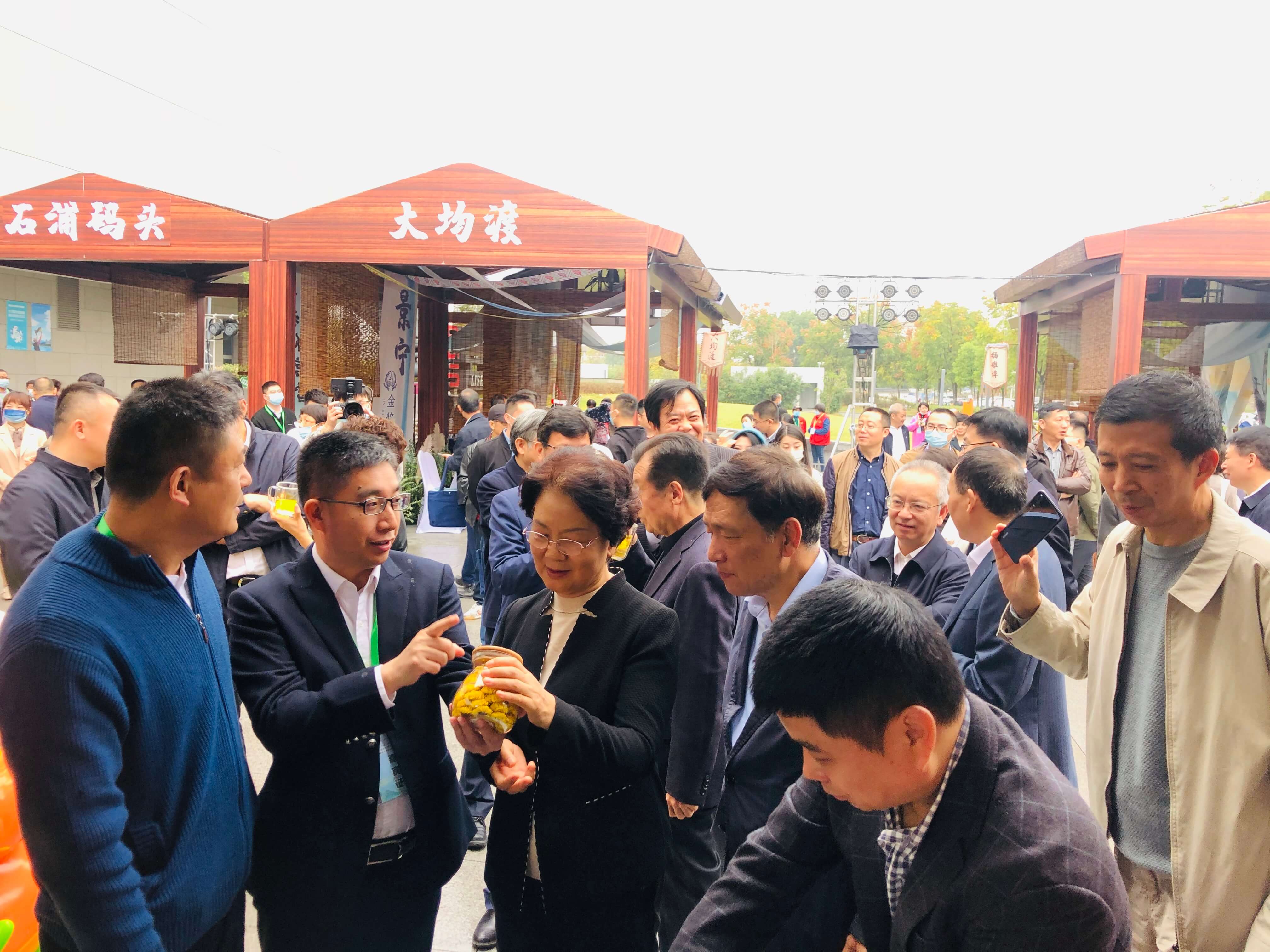 全國(guó)政協(xié)社會(huì)和法制委員會(huì)副主任、浙江省原政協(xié)主席喬傳秀在三茶節(jié)現(xiàn)場(chǎng)指導(dǎo)